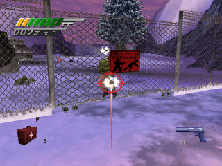 007: Tomorrow Never Dies (PlayStation) screenshot: Shooting an enemy through the fence.