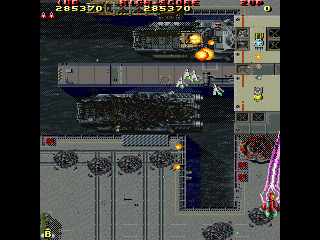 Raiden II (Windows) screenshot: Level 3. Ships leaving harbor & receiving my missiles.