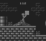 The Fidgetts (Game Boy) screenshot: Carrying a crate ...