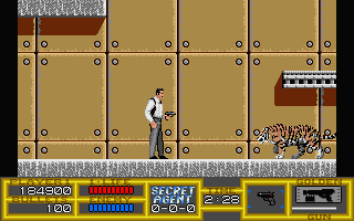 Sly Spy: Secret Agent (Atari ST) screenshot: Tigers!