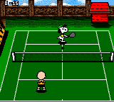 Snoopy Tennis (Game Boy Color) screenshot: Backyard (Grass court).