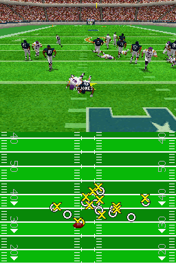Madden NFL 2005 (Nintendo DS) screenshot: A run up the middle ends badly for Chicago.