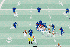 Madden NFL 2003 (Game Boy Advance) screenshot: Number 59 plows through the offense trying for a blitz.