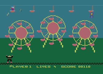 Carnival Massacre (Atari 8-bit) screenshot: Trying to shoot the baddie