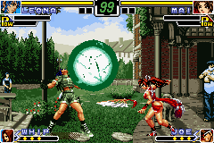 The King of Fighters EX: Neo Blood (Game Boy Advance) screenshot: Knowing that Leona is partially vulnerable during her Baltic Launcher, Mai attacks with a KachouSen.
