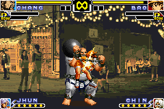 The King of Fighters EX: Neo Blood (Game Boy Advance) screenshot: Caught by the neck, Bao is slowly damaged by some hits of Chang Koehan's grappling move Chain Choke.