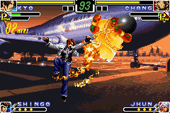 The King of Fighters EX: Neo Blood (Game Boy Advance) screenshot: After Chang be jumped over Kyo, he quickly strikes back using his anti-air move 100 Shiki: Oniyaki.