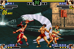 The King of Fighters EX: Neo Blood (Game Boy Advance) screenshot: Mai hits Moe with her fan half-circle move Night Plover: she's still assisted by Joe's fast punches.