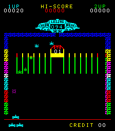 Astro Invader (Arcade) screenshot: The regular aliens can attack on the sides of the screen (Japanese version only)