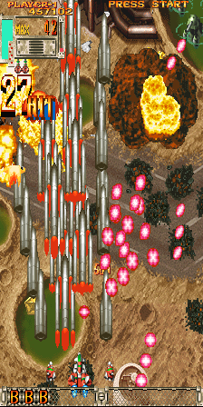 DoDonPachi: Dai-Ou-Jou (Arcade) screenshot: Such fire-power I have.