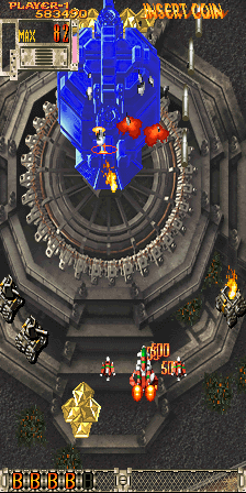 DoDonPachi: Dai-Ou-Jou (Arcade) screenshot: Keep blasting it.