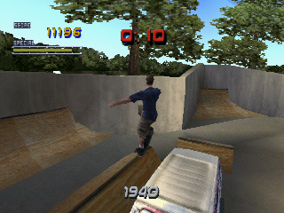 Tony Hawk's Pro Skater 2 (PlayStation) screenshot: Outside of the Skatestreet in Ventura: jumping over the van.