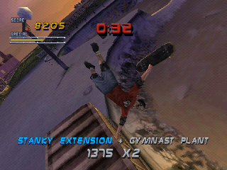 Tony Hawk's Pro Skater 2 (PlayStation) screenshot: Tony is making a lip trick in the trash drum.