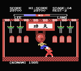 Yie Ar Kung-Fu (MSX) screenshot: Lee attacks Lang's head by jump kick (500 pts)