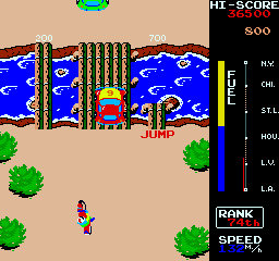 MotoRace USA (Arcade) screenshot: Cross the river.