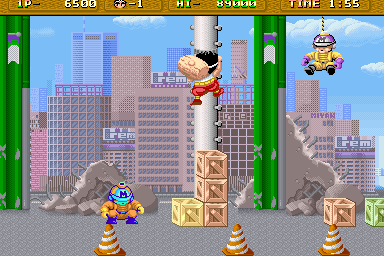 Hammerin' Harry (Arcade) screenshot: Climbing the pole.
