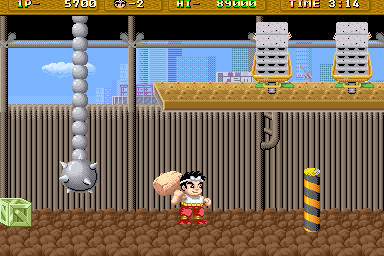 Hammerin' Harry (Arcade) screenshot: Avoid the swinging ball.