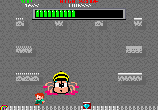 Rainbow Islands (Arcade) screenshot: Trying to avoid him.