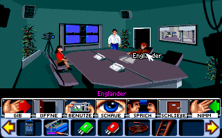 Das Telekommando kehrt zurück (Amiga) screenshot: In the video conference room, a French woman and an Englishman are waiting.