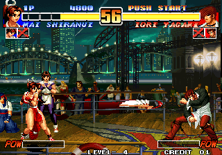 The King of Fighters '96 (Arcade) screenshot: ...and throws fan to Iori