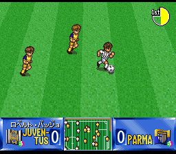 Shijō Saikyō League Serie A: Ace Striker (SNES) screenshot: Roberto Baggio being chased by two (twin...) opponents.