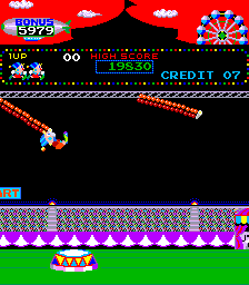 Circus Charlie (Arcade) screenshot: Trapeze time.