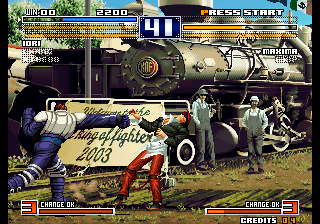The King of Fighters 2003 (Arcade) screenshot: Punching back.