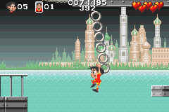 Soccer Kid (Game Boy Advance) screenshot: Use the chain to swing across the gap