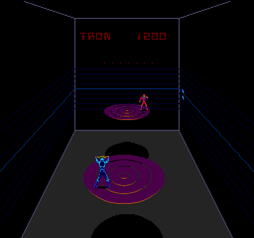 Discs of Tron (Arcade) screenshot: Holding your shield.