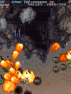 Battle Garegga (Arcade) screenshot: Some explosions