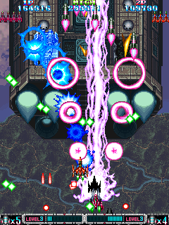 Batsugun (Arcade) screenshot: Next boss appears - giant flying fortress
