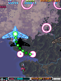 Batsugun (Arcade) screenshot: Plane with green balls