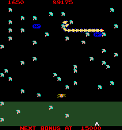 Millipede (Arcade) screenshot: Avoid that spider.