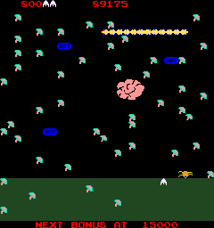 Millipede (Arcade) screenshot: Kill the Millipede.