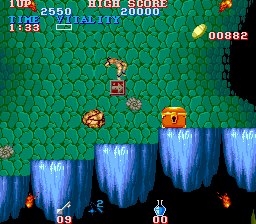 Black Tiger (Arcade) screenshot: Falling rocks