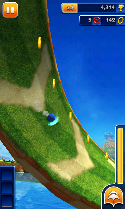 Sonic Dash (Android) screenshot: Running through a loop