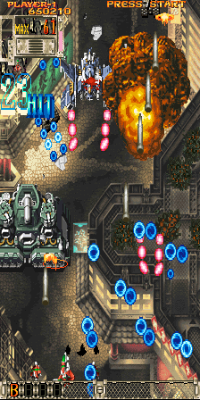 DoDonPachi: Dai-Ou-Jou (Arcade) screenshot: More enemies arriving.