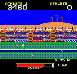 Hunchback at the Olympics (Arcade) screenshot: Ready to jump.
