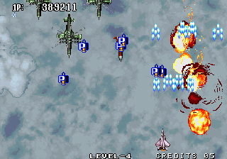 Aero Fighters 2 (Arcade) screenshot: Fight in clouds