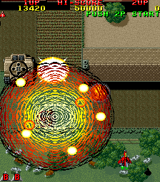 Raiden (Arcade) screenshot: Using a smart-bomb.