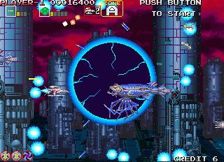 Darius Gaiden (Arcade) screenshot: Using your smart-bomb.