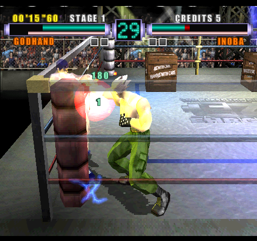 Ehrgeiz: God Bless the Ring (Arcade) screenshot: Punch to the head.