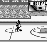 NBA All-Star Challenge 2 (Game Boy) screenshot: Running towards the basket.
