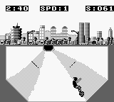 Skate or Die: Tour de Thrash (Game Boy) screenshot: Taking a bend.