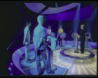 Weakest Link (PlayStation) screenshot: The game starts with a video sequence in which the camera zooms around the studio while a mock show is in progress. Then the presenter sets the tone for the show and we're off