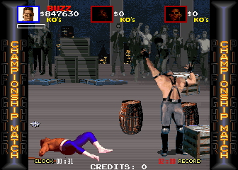 Pit-Fighter (Arcade) screenshot: Masked Warrior - The last opponent in the game - What's the problem with this guy! He's Nuts!!