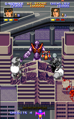 Mazinger Z (Arcade) screenshot: Bigger enemy