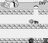 Doki Doki Penguin Land (Game Boy) screenshot: Picking a hole in the ground