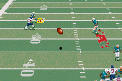 Madden NFL 2004 (Game Boy Advance) screenshot: The ball is thrown.