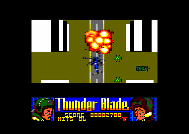 ThunderBlade (Amstrad CPC) screenshot: Flying between the buildings